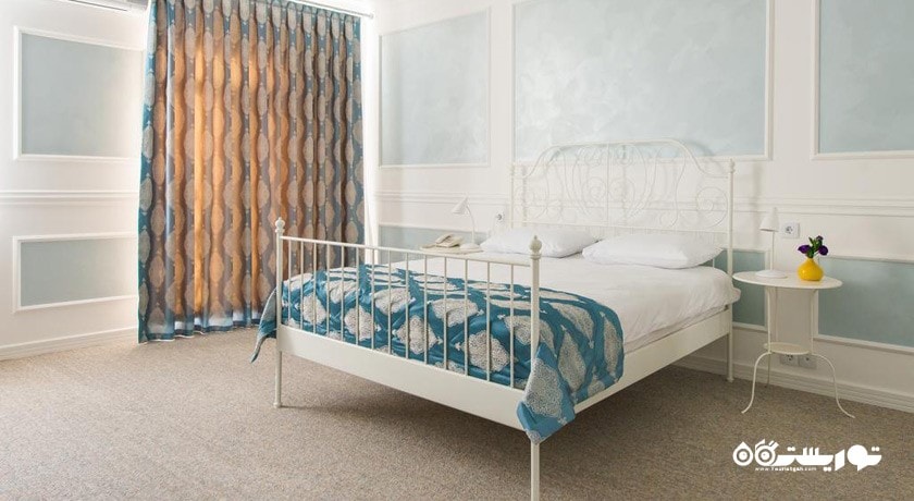 تخت بزرگ اتاق دلوکس با چشم انداز دریا