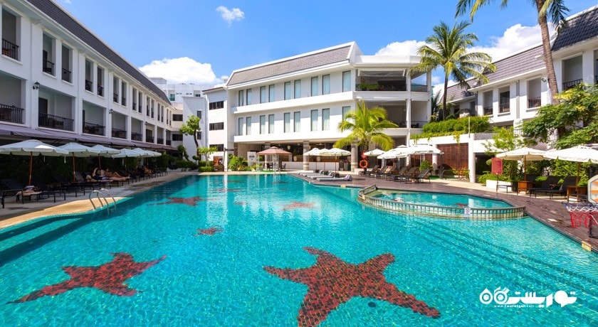 نمای استخر روباز و ساختمان هتل