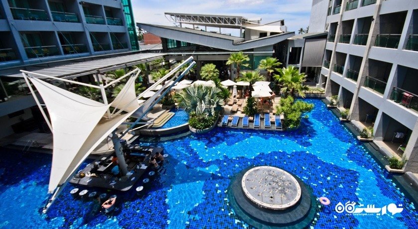 نمای کلی از استخر روباز هتل