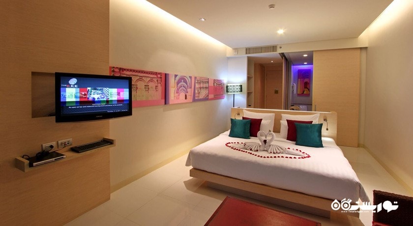 تخت بزرگ اتاق دلوکس با جکوزی