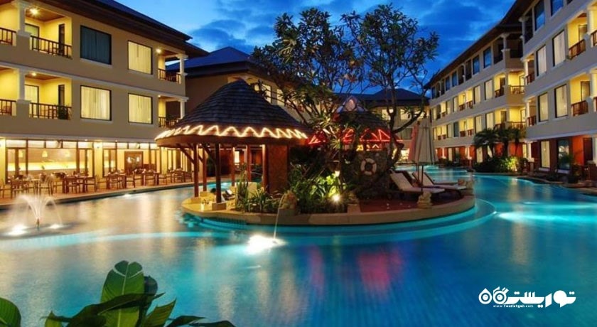 نمای استخر روباز و ساختمان هتل