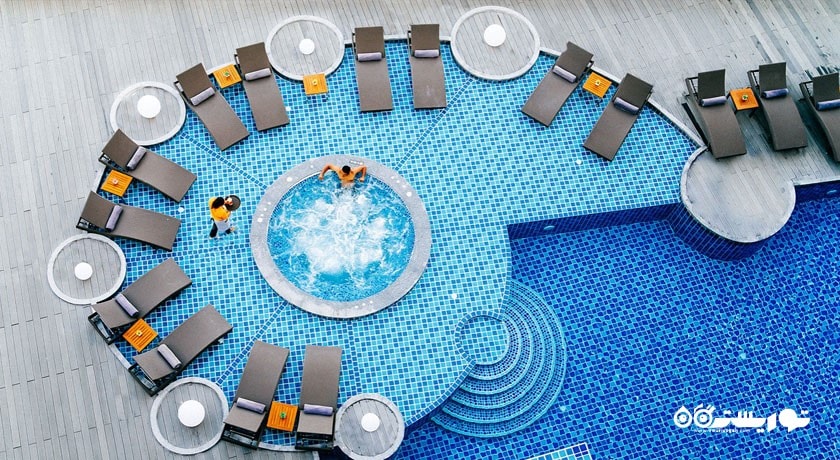 نمای جالب و زیبا از استخر روباز