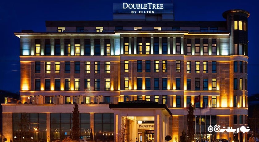 نمای شب هتل دابل تری بای هیلتون وان