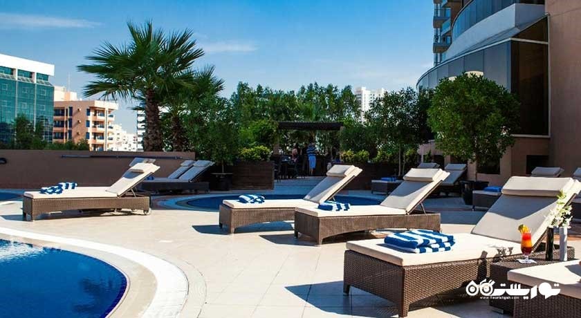 تخت های استراحت کنار استخر روباز