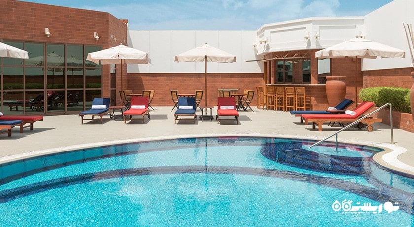 استخر روباز روی پشت بام هتل