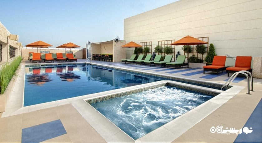 استخر روباز هتل کازموپلیتن دبی
