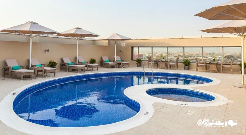 استخر روباز هتل فلورا البرشا