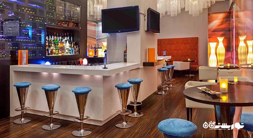 کافه بار ازاز  هتل نووتل سوئیتز دبی مال آو امارات