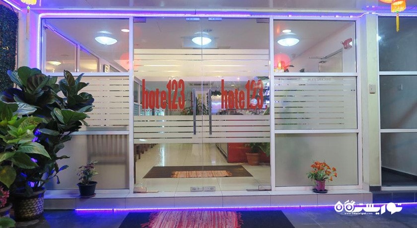 درب ورودی هتل هت وان تو تری