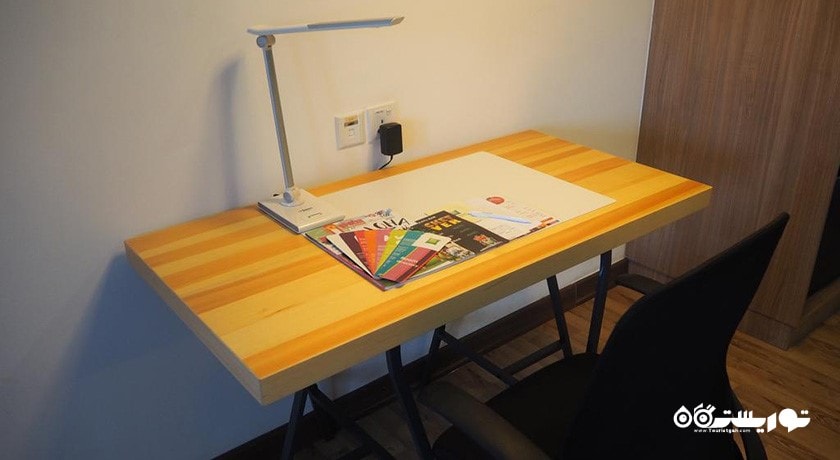 نمای میز تحریر سوئیت هتل