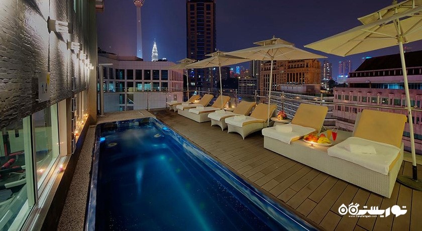 استخر روباز هتل آرنا استار