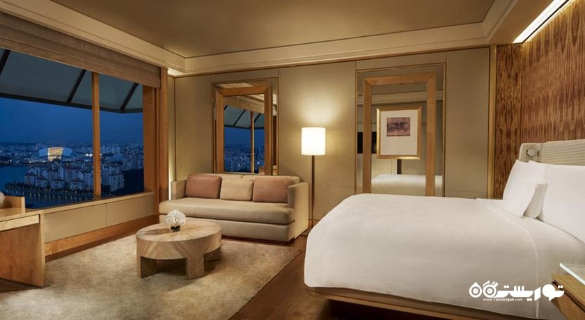 تخت بزرگ اتاق دلوکس با چشم انداز شهر