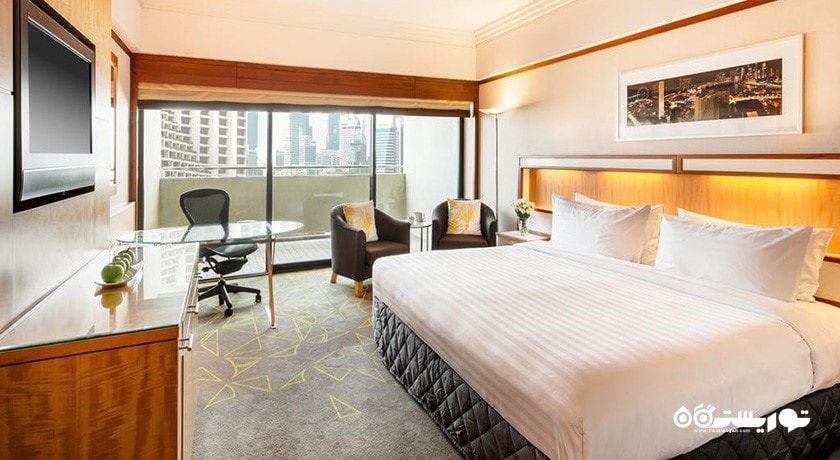 نمای تخت بزرگ اتاق با بالکن