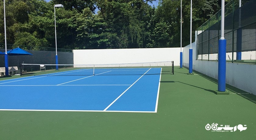 نمایی از زمین تنیس اختصاصی هتل