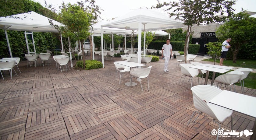 محوطه فضای باز رستوران رد - قرمز