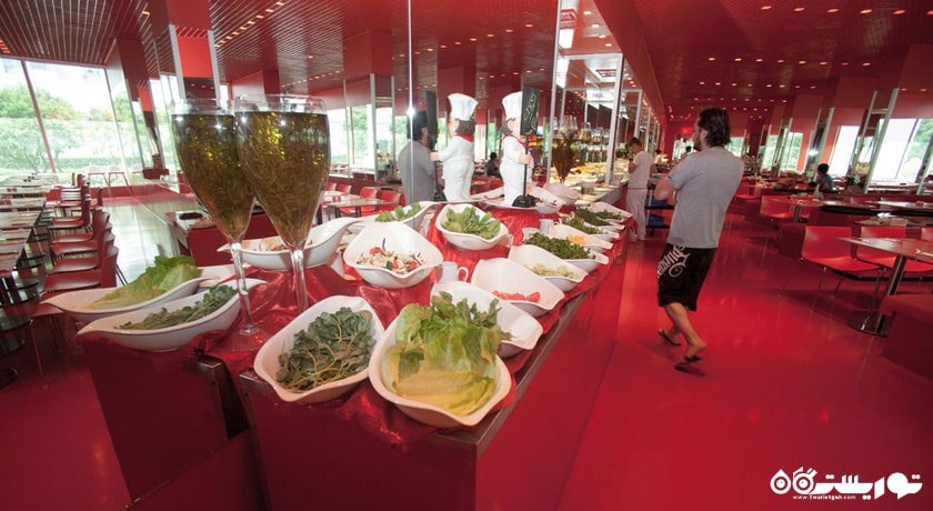 سلف سرویس در رستوران رد - قرمز