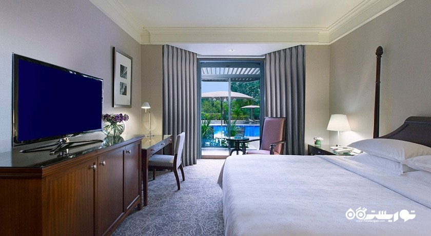 تخت بزرگ اتاق با دسترسی به استخر