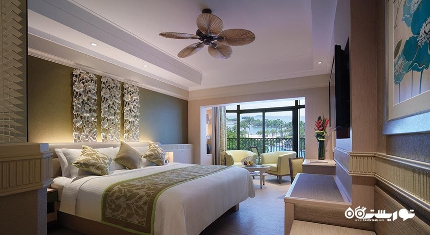 تخت بزرگ اتاق دلوکس با چشم انداز استخر