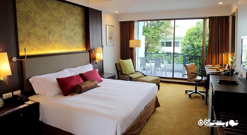 نمای تخت بزرگ اتاق پرمیوم با چشم انداز باغ
