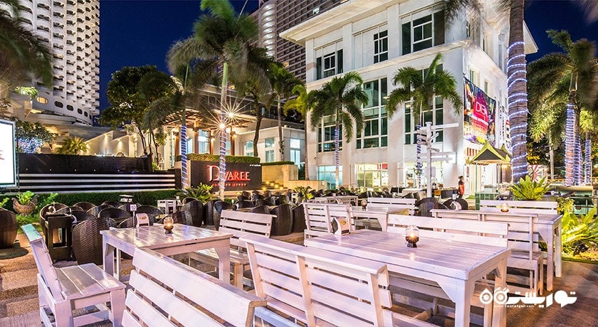 محوطه فضای باز رستوران دیر بیچ