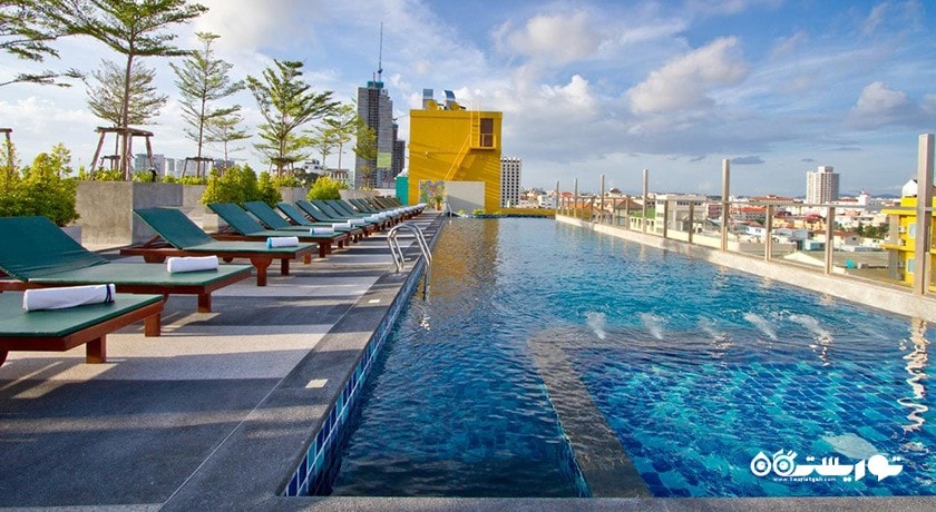 استخر روباز روی پشت بام هتل