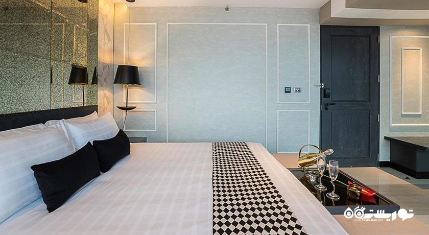 تخت بزرگ اتاق پرمیر دلوکس