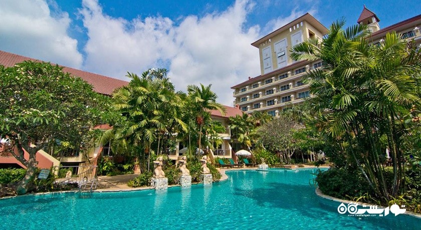 نمای استخر روباز و ساختمان هتل