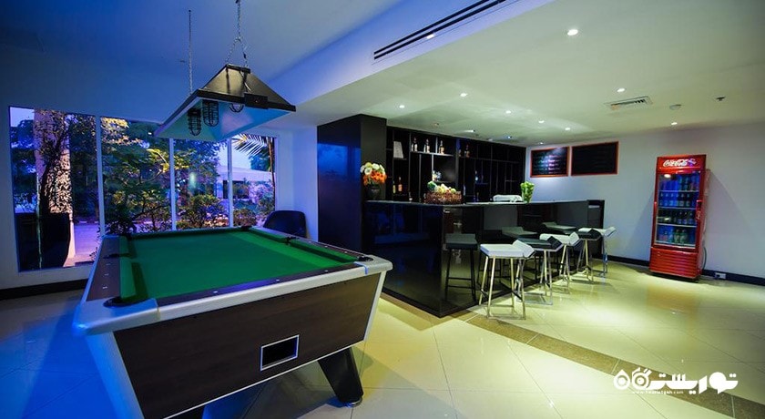 میز بیلیارد موجود در بار هتل