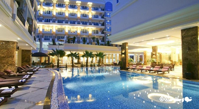 استخر روباز هتل سوئیت میراکل