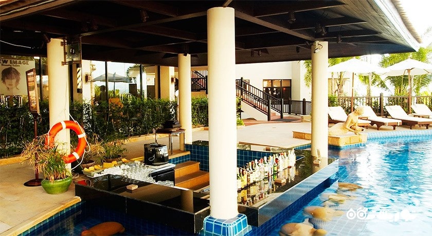 نمایی از بار کنار استخر الایزس