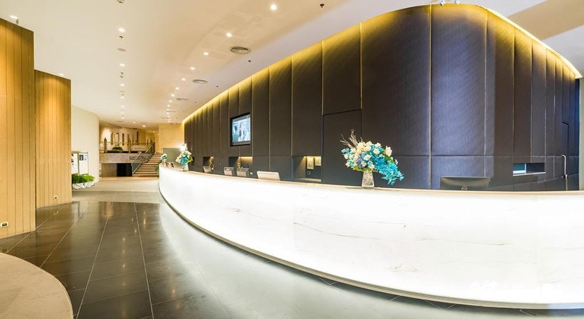 میز پذیرش هتل کلیف بیچ تراس