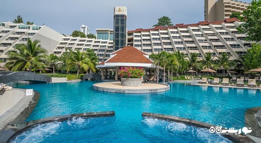 نمای استخر روباز و ساختمان هتل