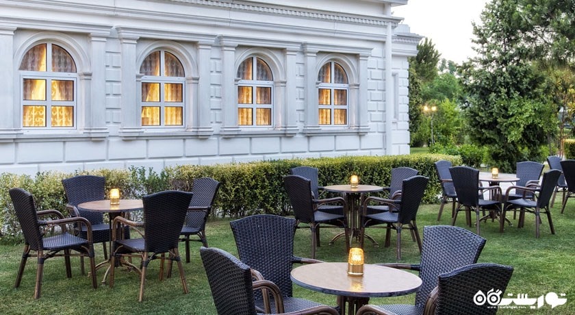 محوطه فضای باز کافه پوشکین