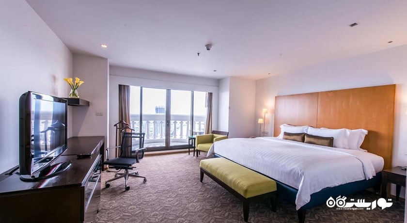 تخت بزرگ سوئیت با چشم انداز شهر