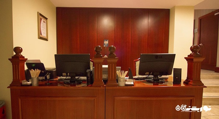 میز پذیرش هتل سیرکجی منشن