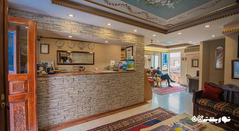 نمایی از میز پذیرش هتل کفتان