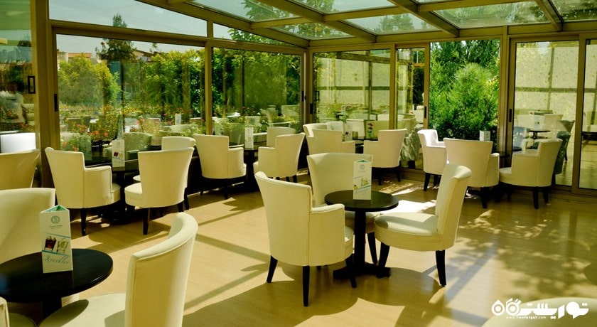 رستوران با چشم انداز فضای سبز