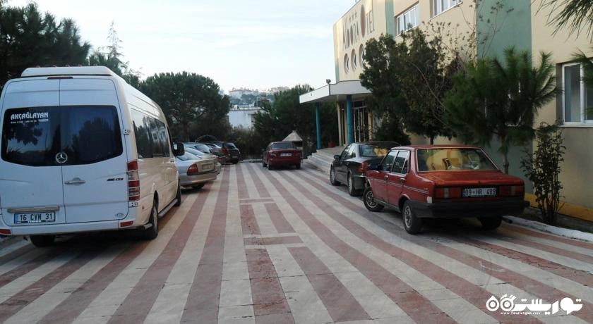 نمای محوطه پارکینگ هتل