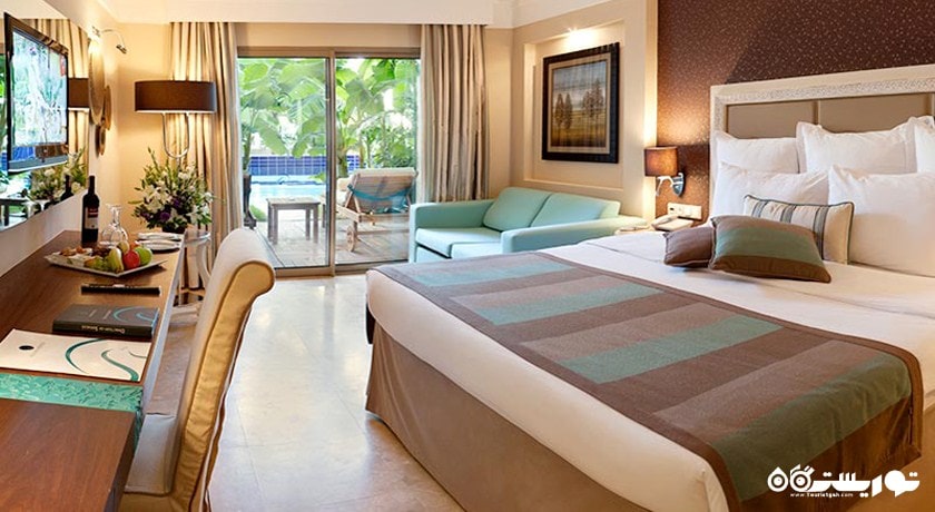 تخت بزرگ اتاق با دسترسی به استخر