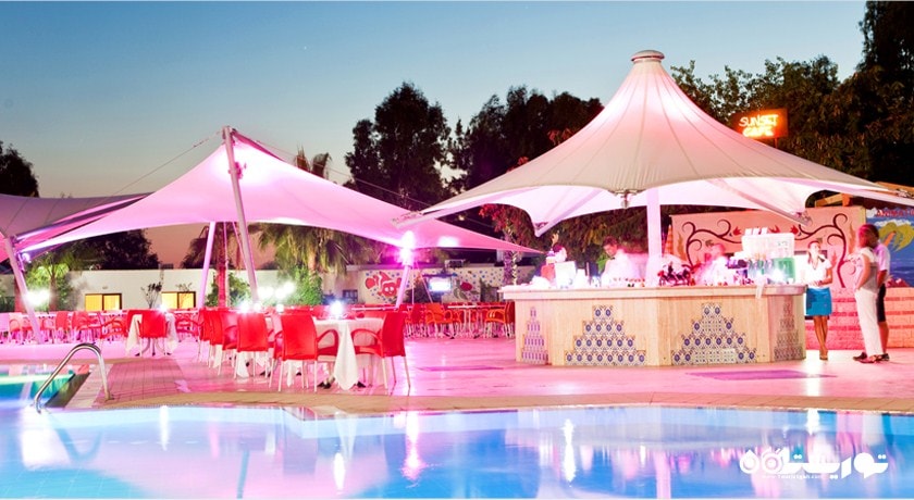 نمای زیبای بار سان ست در کنار استخر 