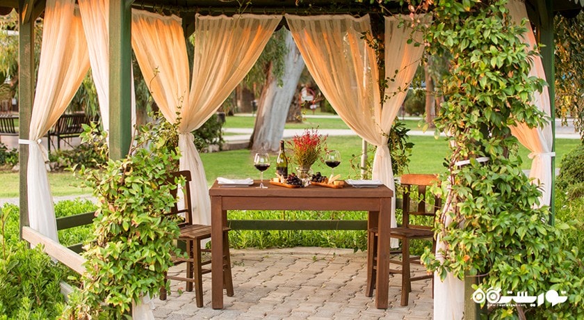 میز غذا خوری در فضای باز هتل