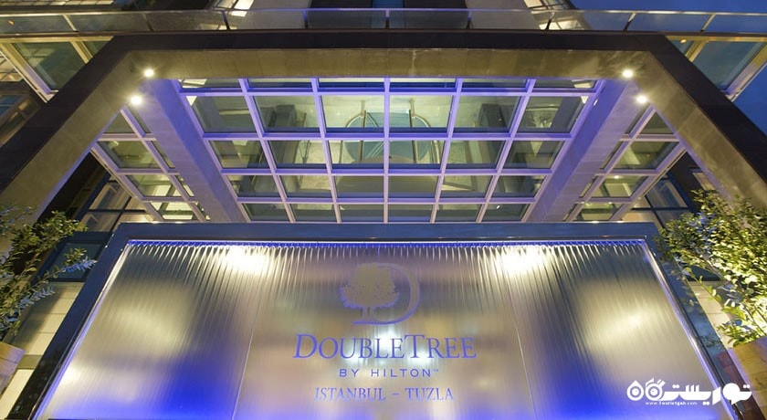 نمایی از درب ورودی هتل