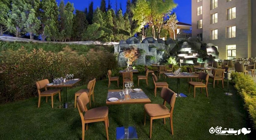 رستوران در فضای باز هتل