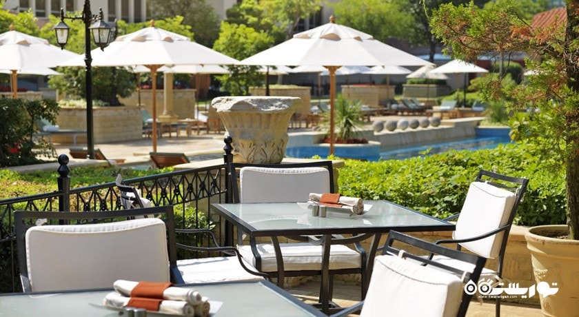 محوطه فضای باز رستوران گزبو
