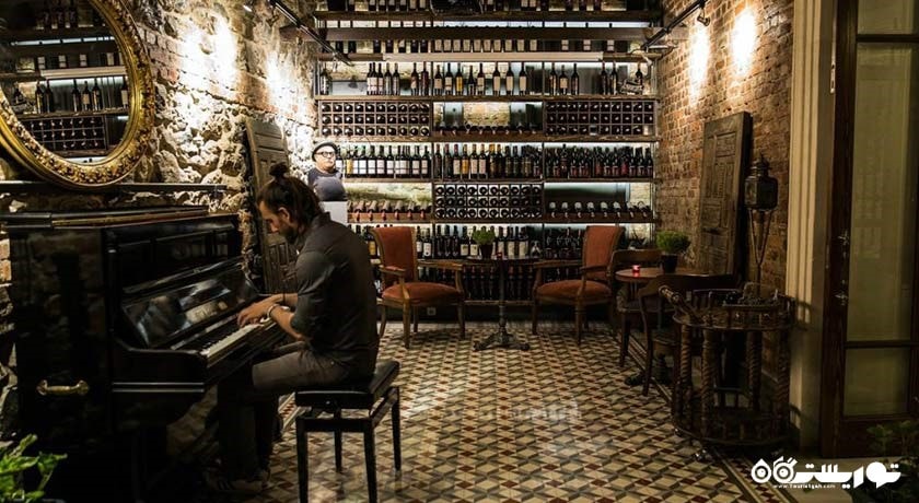 پیانو موجود در بار هتل	