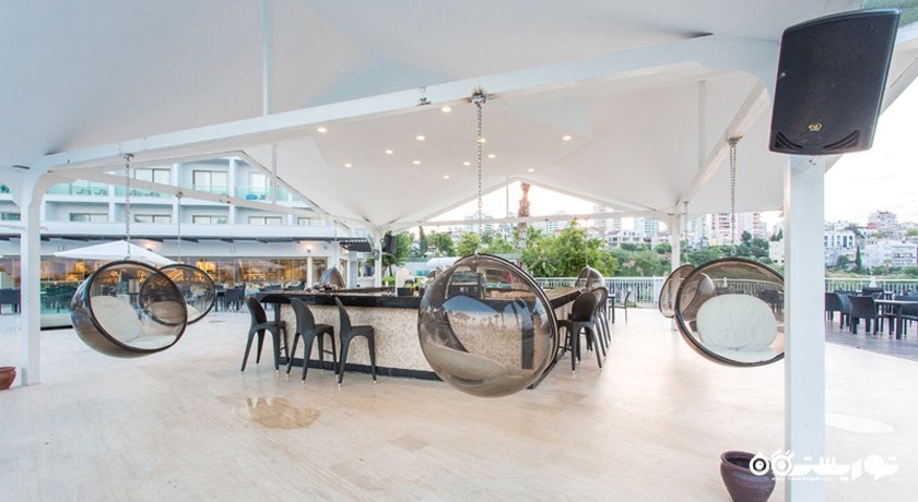 نمای کلی بار استخر هتل