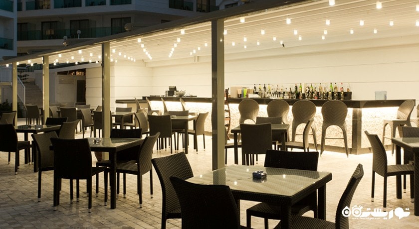 محوطه فضای باز بار میدن