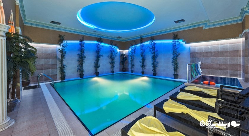 استخر سرپوشیده هتل اونت گارد تاکسیم