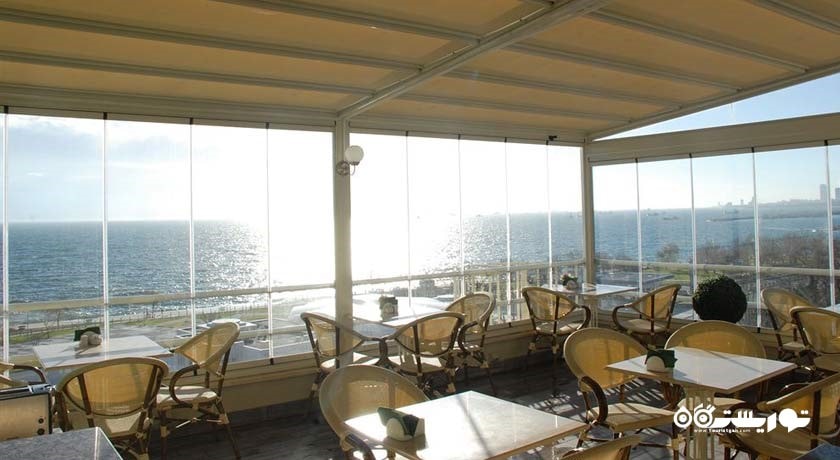 رستوران هتل با چشم انداز دریا