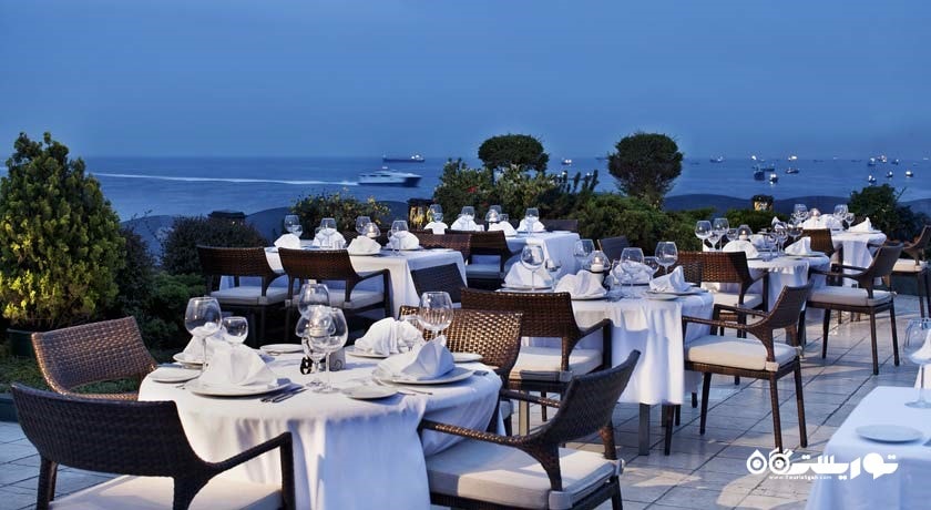 نمای شب رستوران موزاییک تراس